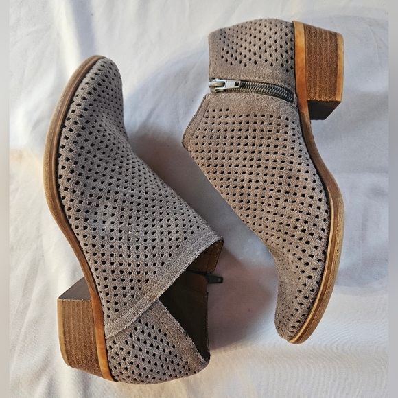 Lucky Brand Baylah Bootie Size 6.5M, Grey. Leather Suede,  Ankle Heels - Picture 5 of 7